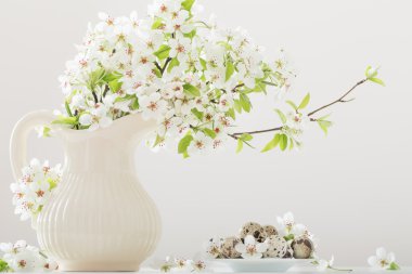 Beyaz arkaplanda paskalya yumurtaları