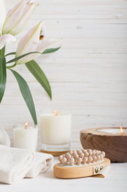 Beyaz ahşap zemin üzerine spa kompozisyonu