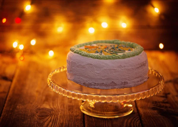 Торт на день народження на дерев'яному столі на світлому фоні — стокове фото