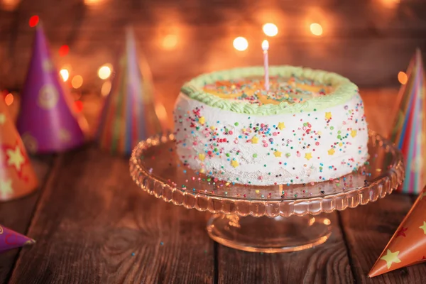 Pastel de cumpleaños en mesa de madera sobre fondo claro — Foto de Stock