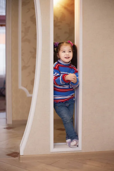 Niño feliz niña riendo interior — Foto de Stock