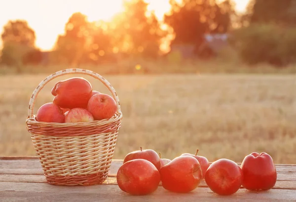 Czerwone jabłka na drewnianym stole odkryty — Zdjęcie stockowe