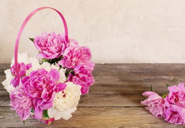 Ahşap arka planda şakayık