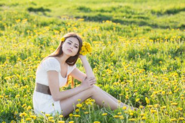 Genç kadın bir alan üzerinde