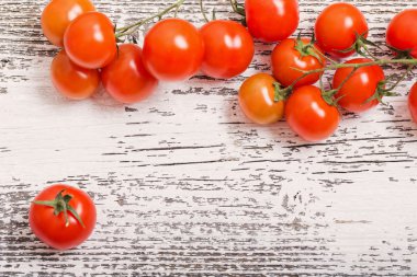 rustik ahşap zemin üzerinde domates