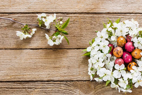 Œuf de Pâques dans le nid de fleurs blanches — Photo