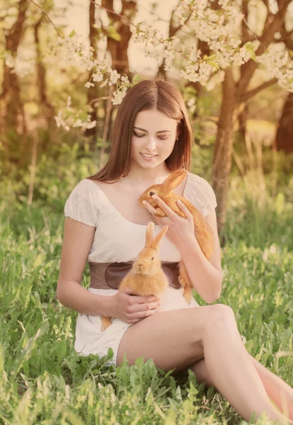 Belas mulheres jovens com coelhos — Fotografia de Stock