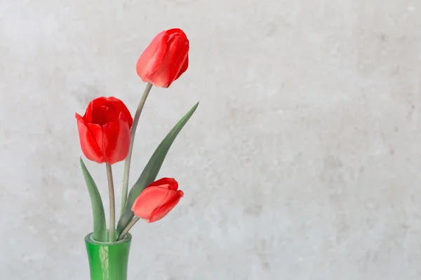 Red tulips in vase — Stock Photo, Image