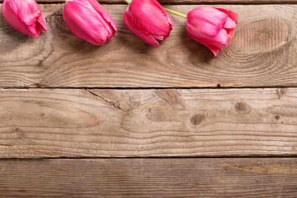 Mooie tulpen op houten achtergrond — Stockfoto