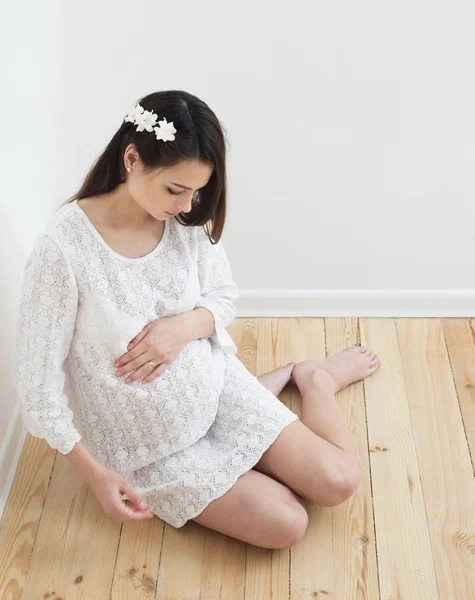 Pregnant women sitting on the floor — Stock Photo, Image