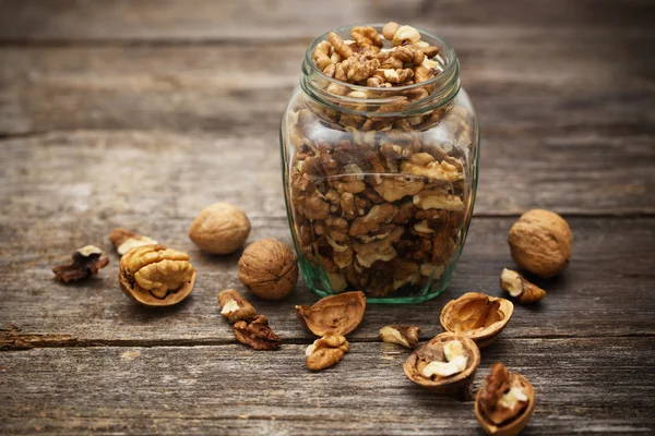 Vlašské ořechy na rustikální starý dřevěný stůl — Stock fotografie