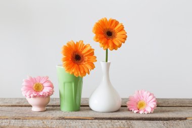 eski ahşap tablo vazo çiçekleri