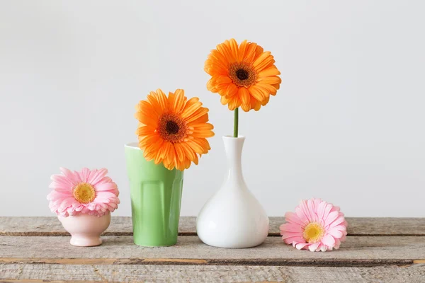 Fiori in vasi su vecchio tavolo di legno — Foto Stock