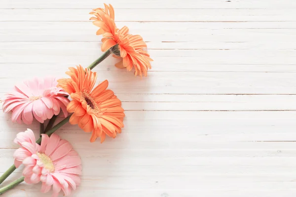 Flores de gerberas en la mesa de madera — Foto de Stock