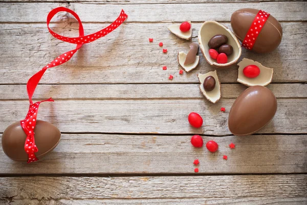 초콜릿 부활절 달걀, 나무로 된 배경 위 로 — 스톡 사진