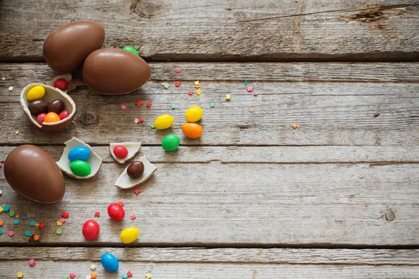 Œufs de Pâques au chocolat sur fond en bois — Photo