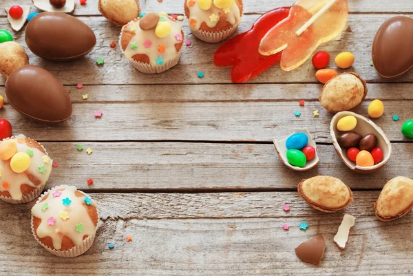 Çikolata Paskalya yumurtaları ve pasta ahşap arka plan üzerinde — Stok fotoğraf