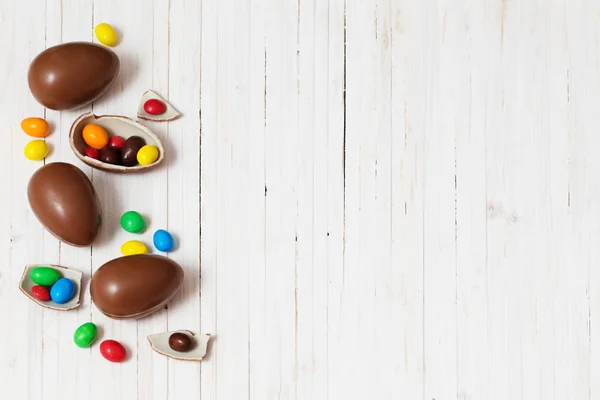 Ovos de Páscoa de chocolate sobre fundo de madeira — Fotografia de Stock