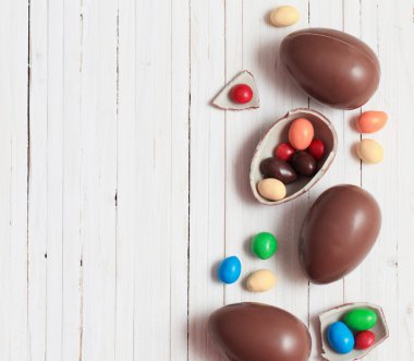 Tahta Arkaplanda Çikolatalı Paskalya Yumurtaları