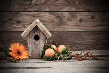 Ahşap zemin üzerine yumurtalı Paskalya dekorasyon