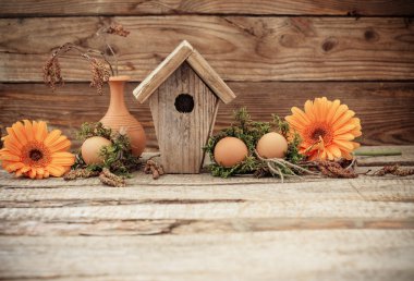 Ahşap zemin üzerine yumurtalı Paskalya dekorasyon