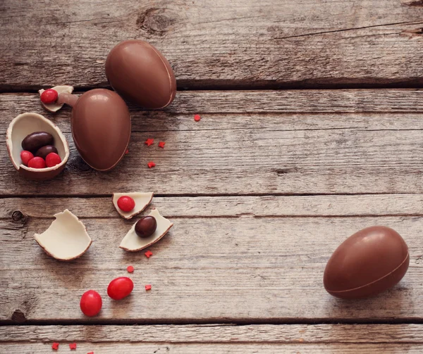 Chocolate Easter Eggs Over Wooden Background — Stock Photo, Image