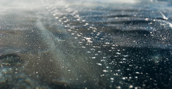 Çivili bisiklet lastikleri siyah buz üzerinde iz