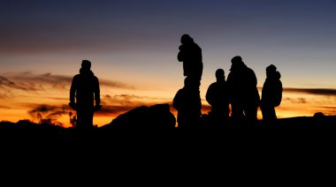 Günbatımı insan siluetleri