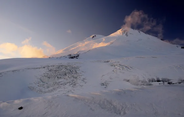 Gün batımı ışık Elbruz Dağı. 
