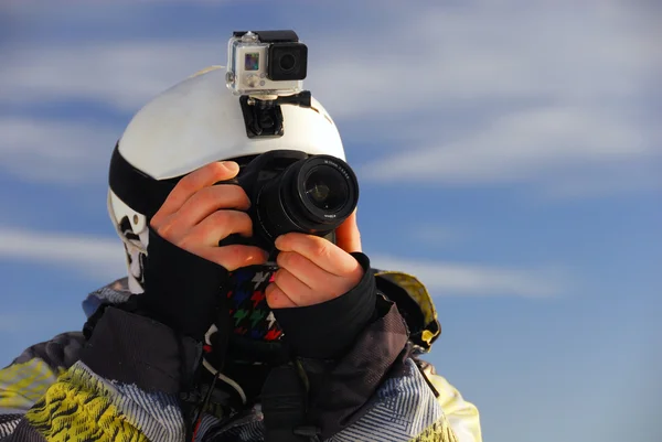 Snowboarder met camera Rechtenvrije Stockafbeeldingen