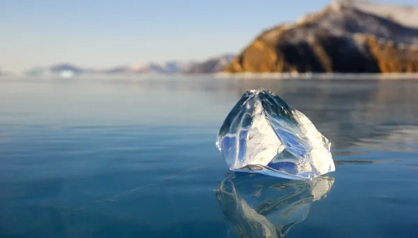 Pedazo de hielo en el lago — Foto de Stock