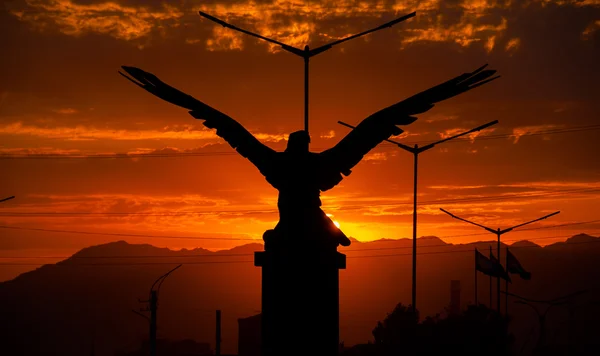 Силует скульптури орла на заході сонця Ліцензійні Стокові Фото