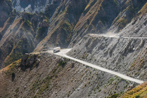 Dağ yolu üzerinde kamyon — Stok fotoğraf