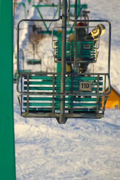 Stoeltjeslift van skigebied — Stockfoto