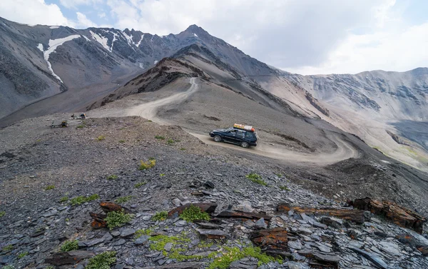 Road to mountain pass — Stock Photo, Image