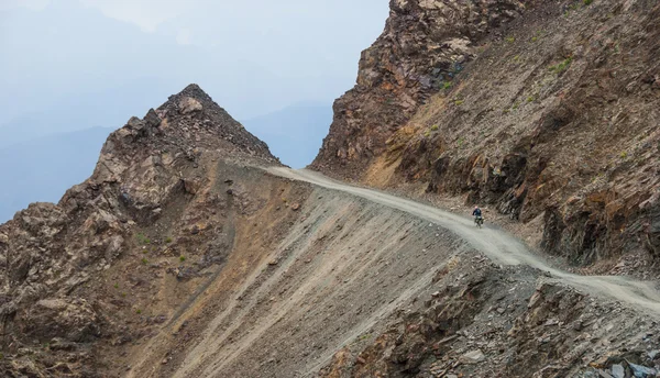 Bisiklet turist dağ yolu üzerinde — Stok fotoğraf