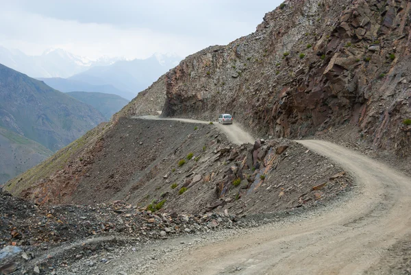 Cor en el camino de la montaña —  Fotos de Stock