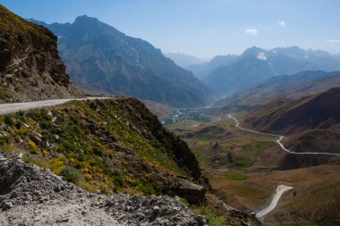 dolambaçlı bir dağ yolu