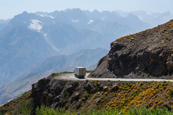 yolda büyük kamyon