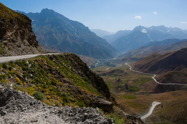 dolambaçlı bir dağ yolu