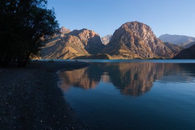 Mountainl Göl Manzaralı