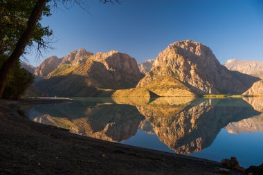 Mountainl Göl Manzaralı