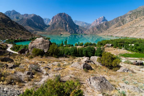 Bergblick auf den See — Stockfoto