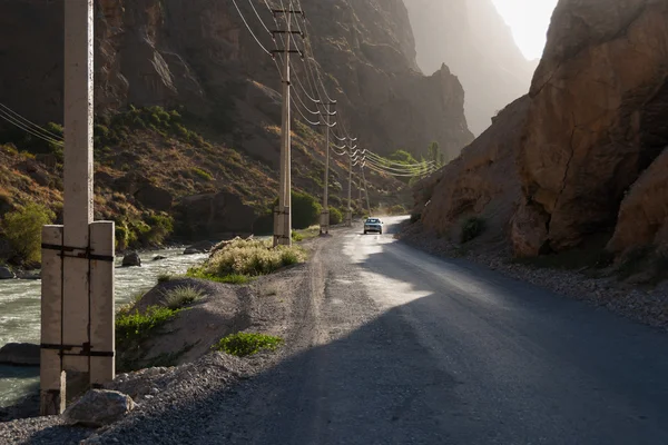 Auto na horské silnici — Stock fotografie