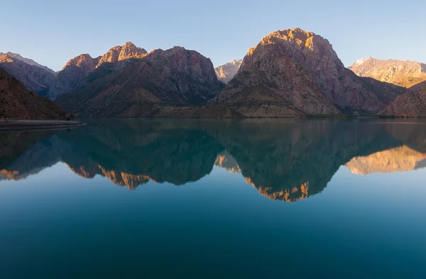 Вид на горное озеро — стоковое фото