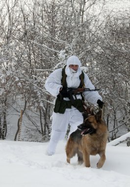 Saratov, Rusya 12 Aralık 2007: Karlı orman sınır muhafızları Saratov ve Samara Rusya Fsb sınır bölümü öğretileri üzerinde bir köpek ile bir sınır muhafaza.