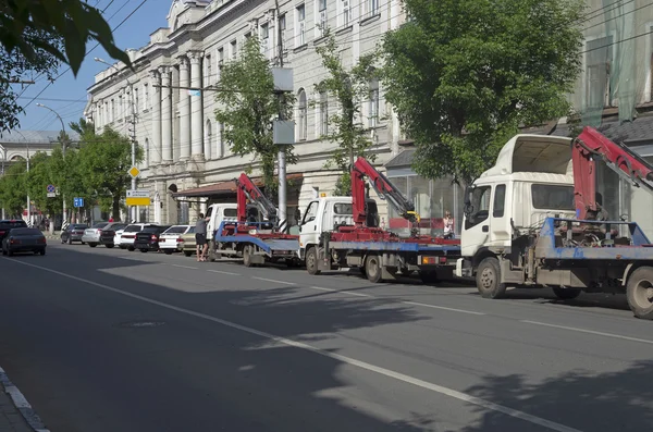 Saratov, Rusland, 18 mei 2014: Drie trekkende voertuigen in de auto te wachten voor het overtreden van de regels van het parkeren. — Stockfoto