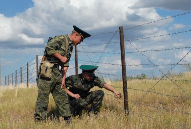 Rusya, Saratov bölgesi, Temmuz 9, 2007. Rusya - Kazakistan sınır teröristler gözaltına alıştırmalarda tarafsız bölgede sınır muhafızları incelemek.