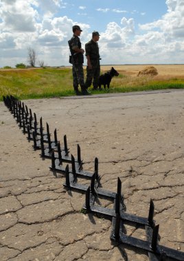 Rusya, Saratov bölgesi, Temmuz 9, 2007: Rusya - Kazakistan sınır teröristler gözaltına alıştırmalarda üzerinde sınır muhafızları.