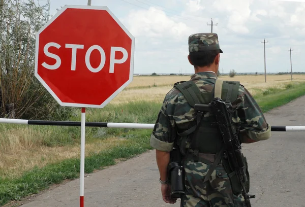 Rusia, región de Saratov, 9 de julio de 2007. Un guardia de fronteras en un puesto de control en la frontera entre Rusia y Kazajstán en ejercicios para detener a terroristas . Fotos de stock libres de derechos